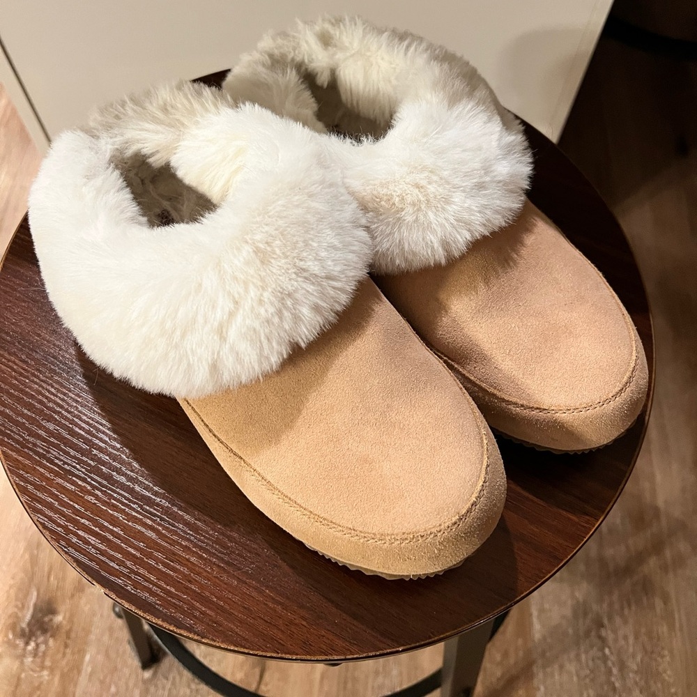 LIKE NEW- Sorel Slippers